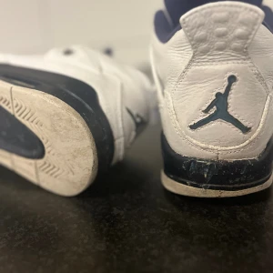 Upfixade Jordan 4 columbus - Säljer ett par upfixade jordan 4 columbus. 7.5/10 skick.  Lite nedslitna hälar och en skada bak på högra skon. Annars så är dom bra. Skriv om ni har funderingar.