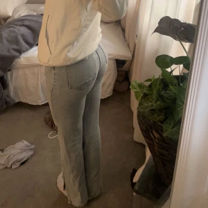 Jeans - Jättefina ljusblå jeans som är utsvängda ner till med en liten slits. Inget slitage eller fläckar. Säljer för de tyvärr blivit förstora för mig. De är köpta på H&M men hittar inte på hemsidan. Skriv för fler bilder. Pris kan diskuteras!!😊