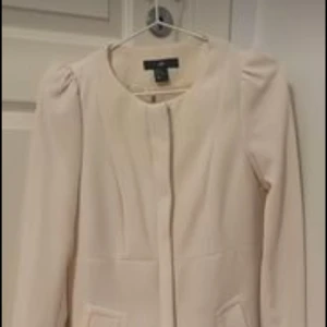 Ofta wite kappa  - Of wite kappa som ny från hm i stl 34 pris 300