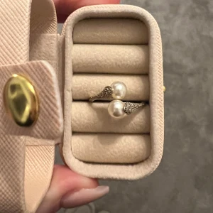 Vacker ring - Justerbar ring från Lily and rose. Så fin med två pärlor.  Nypris 250kr 