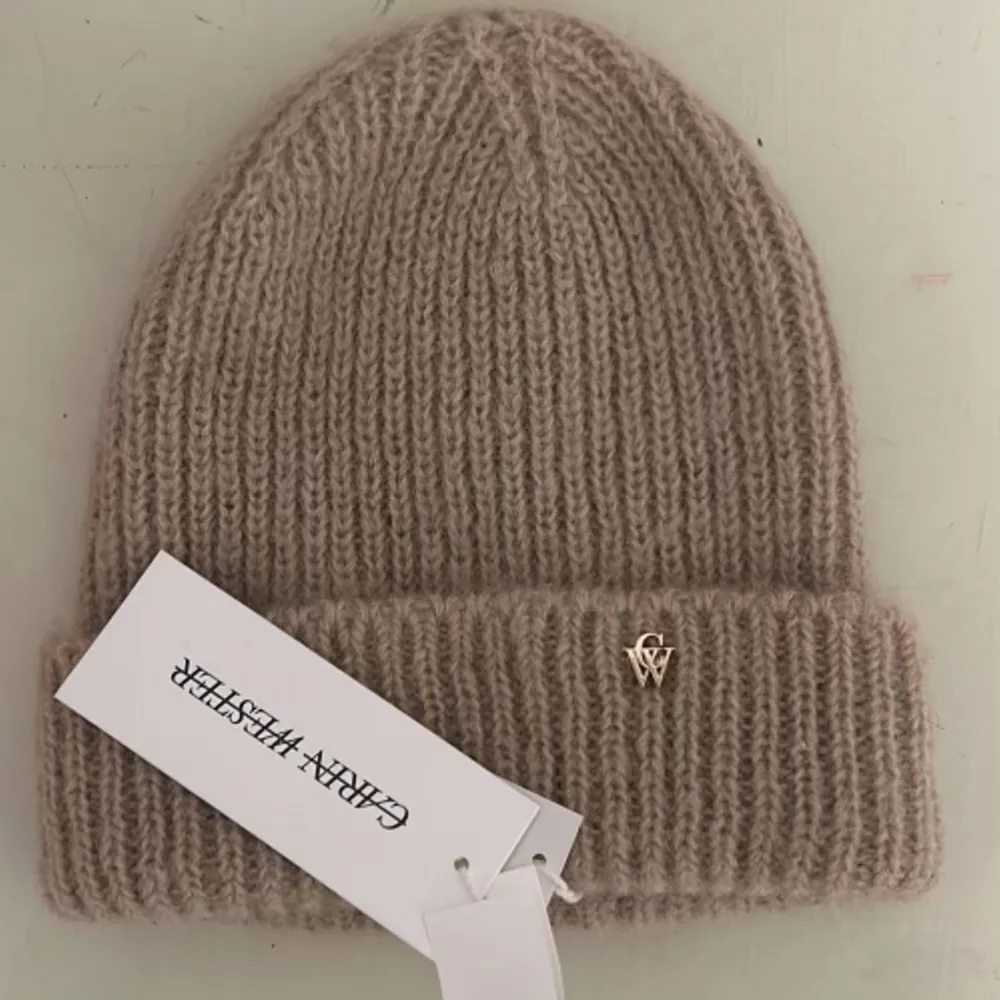 Så najs mössa, i galet snygg färg & mohair liknande material💓I väldigt bra skick har däremot tagit bort det guldiga CW märket mkt snyggare så! Skriv vid frågor eller fler bilder🤗 ( Första bilden är lånad). Asusteet.