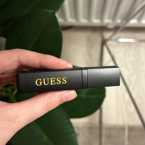 Guess mascara - ÄKTA Guess mascara. Har ALDRIG använt den, den är inte ens testad! Den är hel svart.