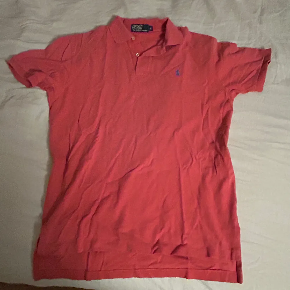 Säljer en ljus röd Ralph lauren tröja i storlek M. Bra skick. T-shirts.