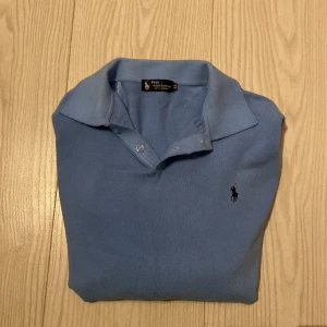 Ralph Lauren tröja  - Ralph Lauren tröja i 100% Cashmere,storleken på tröjan är XL, de är en ljus blå färg, ny pris på tröjan 1595 kr vårat pris kommer ligga på 399 kr, vid mer information om tröjan fråga oss!