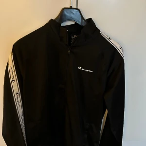 Champion ziptröja - Säljer denna ziptröja från champion i storlek XL. Köpt för 600kr. Bra skick, aldrig använd. 