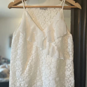 Vit fest topp - Vit fest topp! Volanger och stjärnmönster