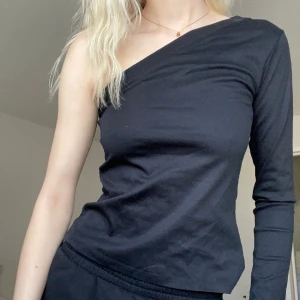 One of shoulder top - Jag säljer denna supersnygga One of shoulder toppen i storlek XS ifrån NA-KD. Använd en gång och den är köpt för 249kr och säljer för 75kr.