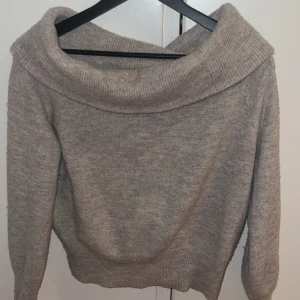 Stickad tröja - Stickad off shoulder tröja från H&M i storleken xs men passar även som s. Skriv privat för fler bilder.