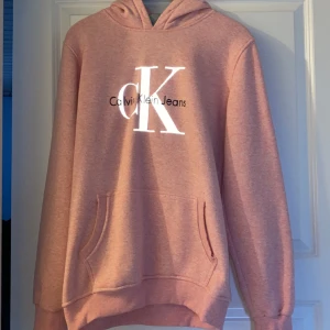 Calvin Klein hoodie - En oversized Calvin Klein hoodie, väldigt sällan använd 🦋