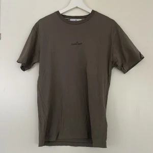 Äkta T-shirt från Stone Island - Denna t-shirt är äkta från stone island, i bra skick. Militärgrön färg.