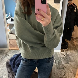 Stickad tröja Other stories - Säljer denna gröna stickade tröja från other stories. Super fin och söt färg till sommarn och våren. 🫶🏽