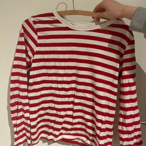 Randig långärmad - Inte använd så många gånger, säljer då det inte är min stil längre