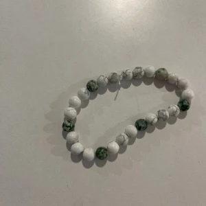 Bajen Armband - Snyggt och stilrent  De gröna pärlorna är grönare i verkligheten Gröna och vita stenpärlor i högkvalitet 25% av vinsten går till Hammarbys tifogrupp 