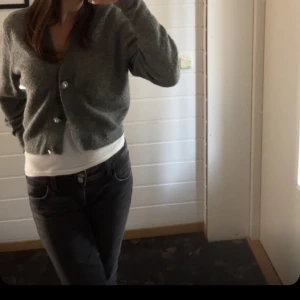 lågmidjade jeans - skit snygga, säljer för de börjar bli lite förkorta, bra skick!