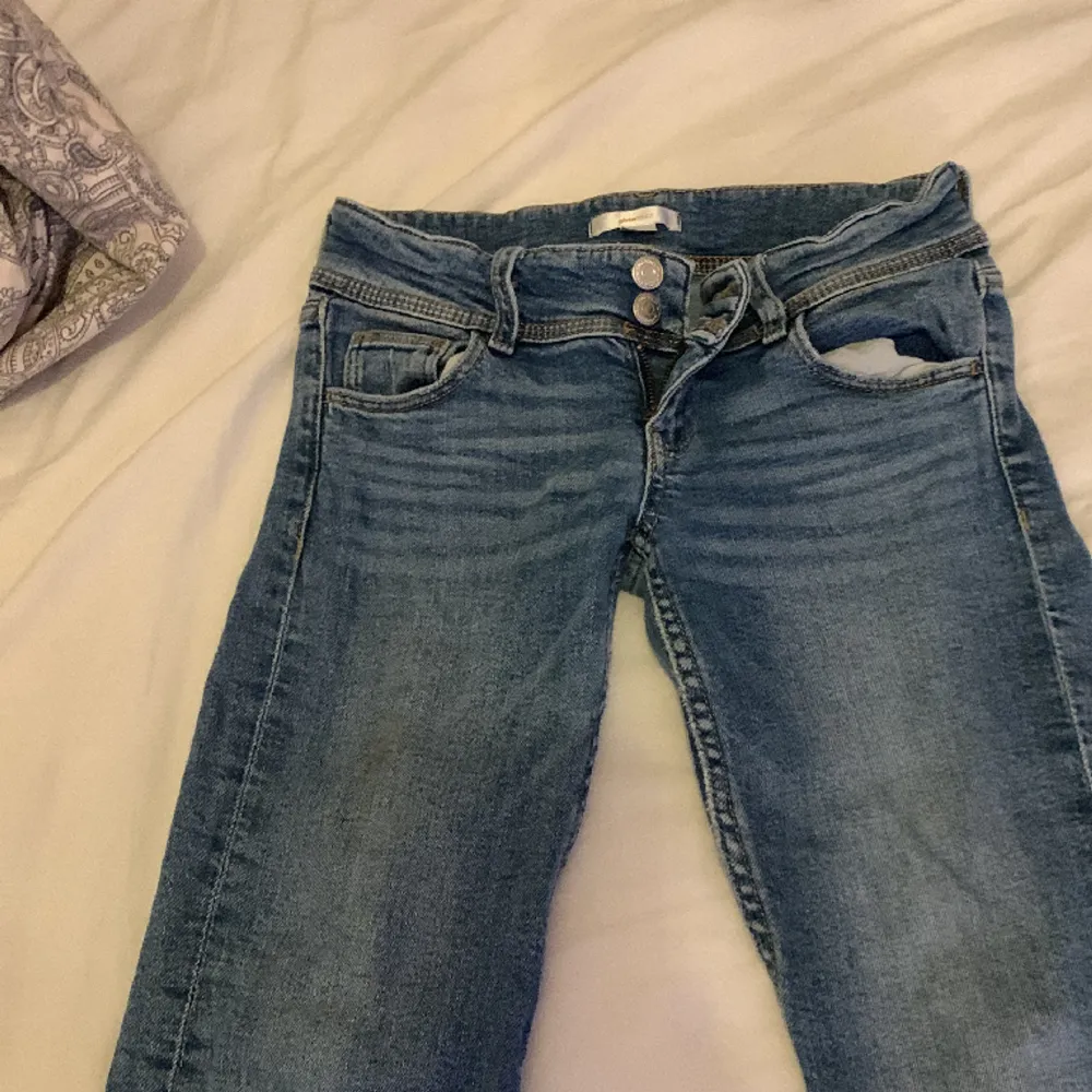 Fina Lågmidjade byxor som är för små annars kom de till bra andvändning. Jeans & Byxor.