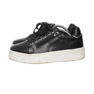 Skor - Fina svarta skor med skosnören och dragkedja. Använda några gång bara❣️ inga skador på dem