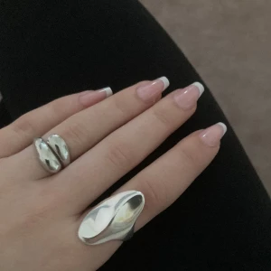 Ring  - Säljer denna jättefina ringen från pilgrim, det går att ändra storleken på den så den passar alla💞 Nypris är 400kr, kom gärna med egna prisförslag 💗