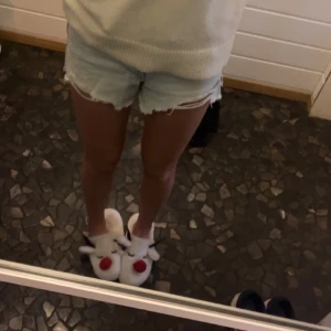 jeans shorts zara💕 - säljer dessa för de börjar bli försmå, de har passat mig ända fram tills iår så dom är stora i storleken, de är i super skick o jag älskar dom!! Köpte för 385 kr