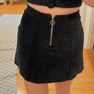 Svart kjol🖤 - 💞Oanvänd kjol💕 Säljer då de inte passar mig:/ 