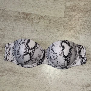 Bikini topp - En axelbandslös bikini överdel ifrån SHEIN. Helt oanvänd med en liten pushup i.🤍 Storlek M men skulle säga att den är som en S i kupan. 