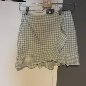 Söt rutig kjol  - Super fin kjol med dragkedja på sidan  Storlek xs från shein 