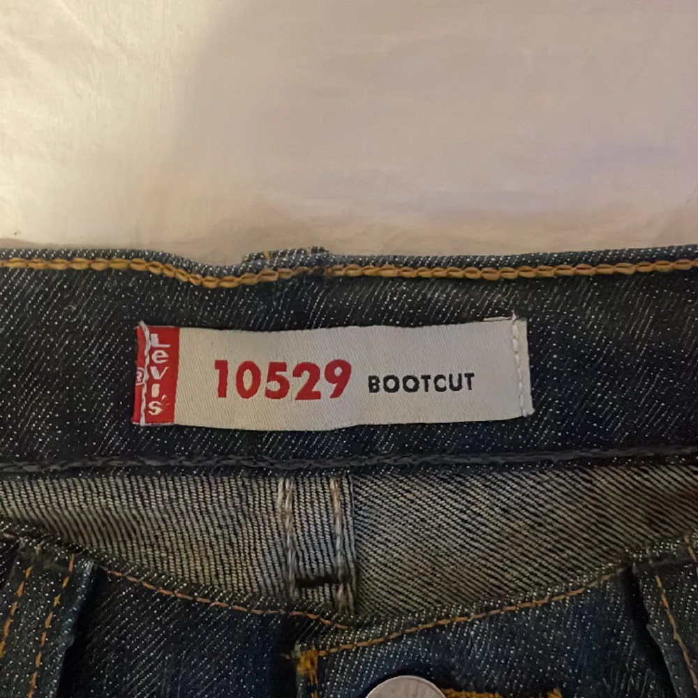 Hej! Säljer denna as snygga lågmidjade Levi’s bootcut jeans i mörkblå färg då det är för långa på mig.  Midjemått: 38cm Innerbenslängd: 75cm Tryck gärna köp nu eller kontakta mig för mer info/frågor💕. Jeans & Byxor.