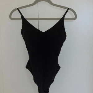 Baddräkt - En svart oanvänd baddräkt ifrån H&M. Storlek 34.🖤