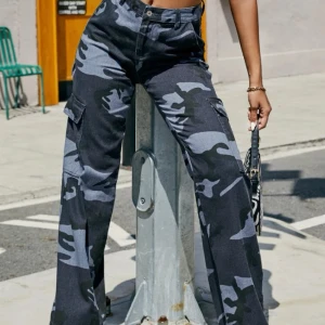 Camp byxor - Bra skick! Jättefina byxor går att ha Low-high waist! Passar xs- till ungefär M
