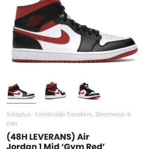 Jordan 1 MID  - Jordan 1 MID i färgen ’Gym red’, skick 8/10, ingen slitage på lädern, sulan, ilägget, creasing på fram sidan, lite slitage på textilen men annars bra skick, säljer för det inte är min stil längre🤷‍♀️DM för fler bilder💕