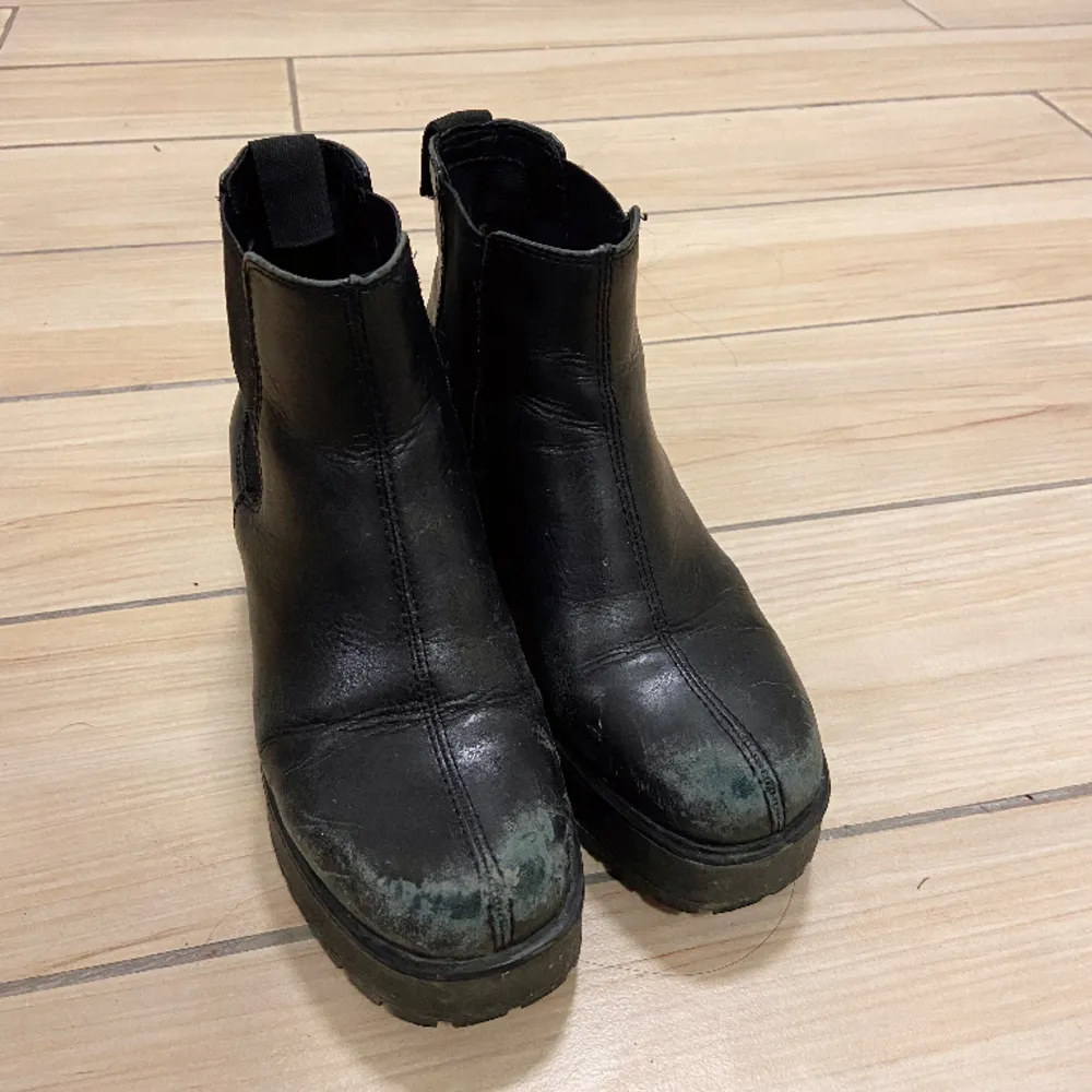 svarta vagabond ankelboots i läder! väldigt bekväma, men lite slitage vid tån!. Skor.