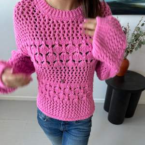 Så snygg rosa stickad tröja från zara, populär men helt slutsåld! Perfekt till sommaren🧡