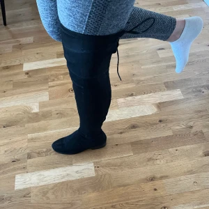 Overknees  - Overknees ifrån Nelly, använda max 5ggr så dom är i väldigt bra skick. Stl 37 och ganska tighta men ändå stretchiga så passar både smala och lite större vader. 