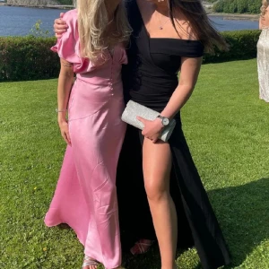 Balklänning - Säljer denna super fina klänning då den inte passade mig. Köpte här på plick. En tidigare ägare. Strl xs. Skicka för fler bilder. Köparen står för frakt🩷