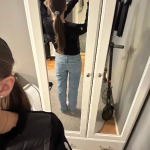Low waist jeans  - Low waist jeans i storlek 32, jätte fina och knappt använda säljer pågrund av att dom är för små❤️tveka inte på att höra av er🙏dom kostar 200+ frakt