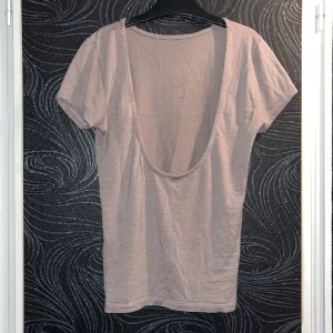 Topp med öppen rygg - Beige/grå Tshirt med öppen rygg, storlek S❤️