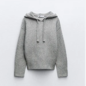 Stickad hoddie - Stickad grå hoddie från zara, helt slutsåld❣️knappt använd ! köpt för 500 storlek M men sitter bra på mig som är 165 och brukar ha xs/s  