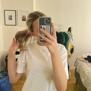 vit t-shirt - säljer pågrund av att den är förstor. Jätte fin och basic, aldrig använt, endast testat.  Pris kan diskuteras💕