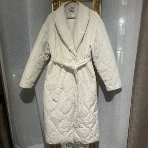 Vit jacka NA-KD  - Vit lång jacka från NA-KD i storlek 36. 