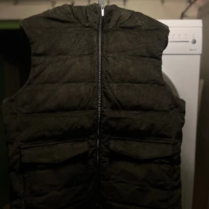 Stenströms väst (Manchester) - Färg: 🟢🫒- Mörk grön/oliv grön Storlek: L, kan passa vissa M Skick: Ny, aldrig använd  Nypris: 4 299kr Mitt pris: 2 999kr  Vid fler frågor är det bara att skriva. 