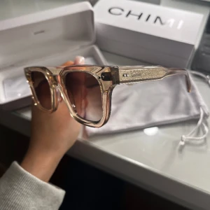chimi solglasögon 04 - testar att sälja min fina chimi solglasögon, 04 ecru, som jag fick i julklapp💞🙌🏼använda ca 5 gånger! inga repor eller liknande och alla tillbehör medföljer😇säljer endast för att de inte passar mig!