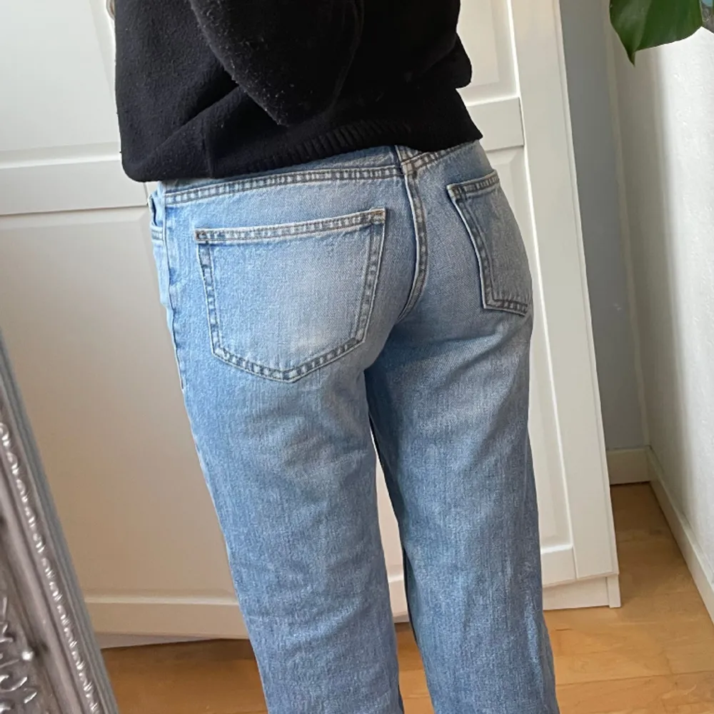 Jättesnygga par låg midja jeans från Gina💓. Säljs för att de inte kommer att användas. Jag är 175 och är typ storlek 34/36 när de kommer till jeans och dem passa mig perfekt! Köpte för 500kr. Skriv om mer information 😌. Jeans & Byxor.