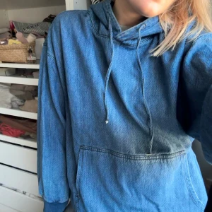 Jeans hoodie  - Hoodie i jeans material från Zara! Storlek Xs men väldigt stor i storleken, mer en M. 180 kr🩵🩵