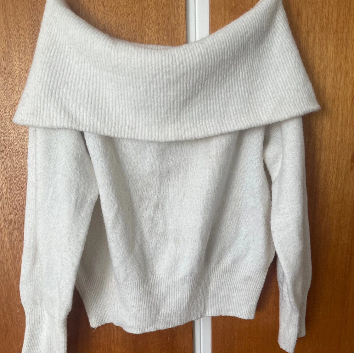 Stickad off shoulder tröja från h&m