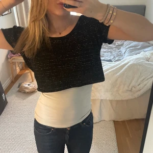 Cropped t-shirt - Glittrig och super snygg att ha över ett spetslinne😻