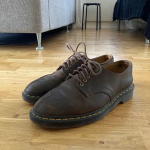 Dr martens 2046 läderskor  - Riktigt snygga Dr Martens i rätt bra skick, förutom att sulorna i skorna sitter lite dåligt. Storlek 42. Nypris 1900 kr.