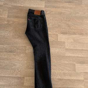 Säljer ett par jeans från Levi’s som knappt har kommit till användning, köptes i december. Köpta för 1200kr