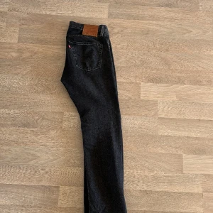 Levis jeans, svarta! - Säljer ett par jeans från Levi’s som knappt har kommit till användning, köptes i december. Köpta för 1200kr