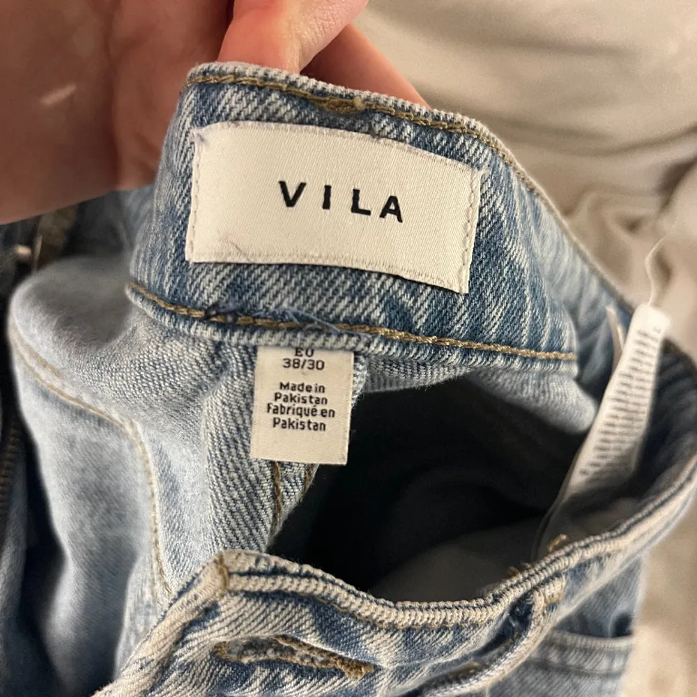 Blå jeans från VILA i storlek 38 längd 30. Stora i storlek 💕 jättefin skick & säljer de pga att de är för stora. Jeans & Byxor.