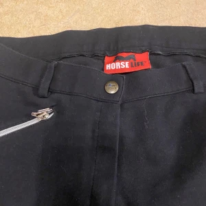 Ridbyxor  - Bra skick använda 2gånger  Säljer för att jag inte jag är inte rider längre❤️ny pris:889