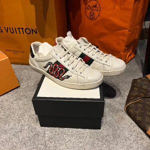 Gucci Sneaker Snake - Säljer mina Gucci Sneaker Snake. Dem är i bra skick skulle säga 8/10. Box, dustbag och kvitto medföljer.